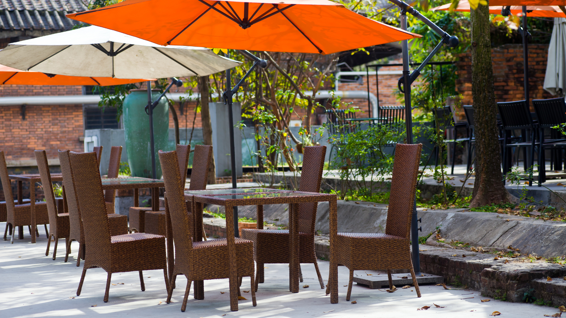 Apartments at Palladian Place in Durham, NC with nearby restaurants and pubs serving ribs, french fries, beer, and cocktails